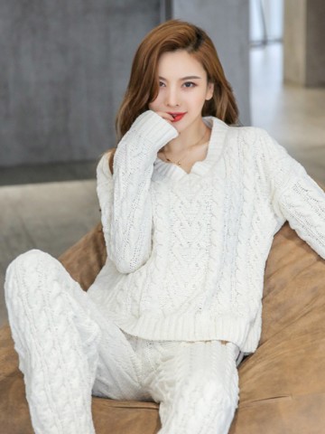 White V Neck Cable Knitted Set