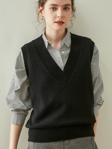 V-neck Heavy Knit Vest in Black